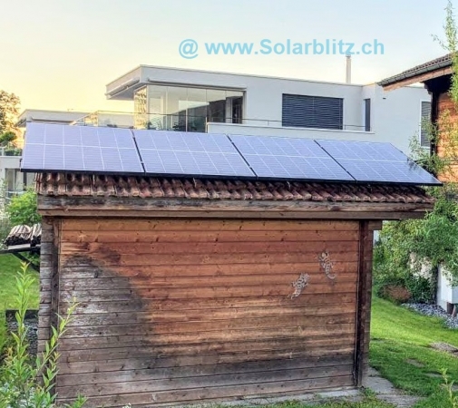 Plug & Play Solaranlagen auf dem Gartenhaus von Solarblitz